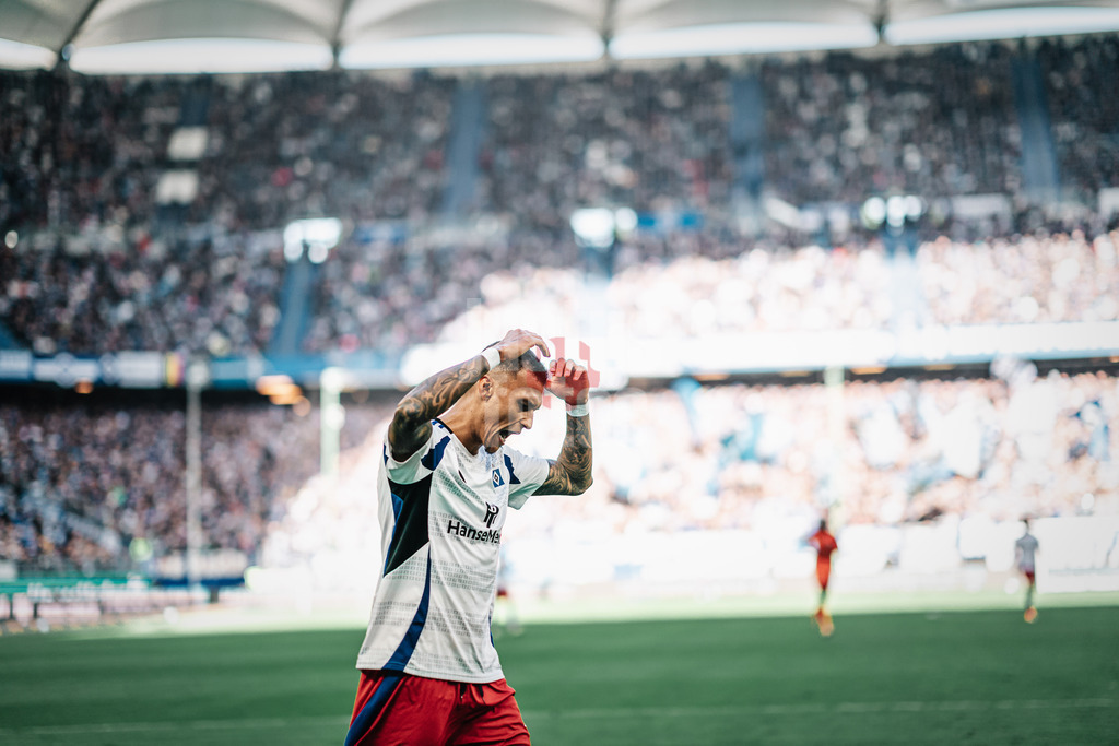 Fußball | Männer | Saison 2024/2025 | 2. Fußball-Bundesliga | 7. Spieltag | Hamburger SV vs. SC Paderborn 07 | 28.09.2024 | Davie Selke (#27, HSV) heizt die Fans ein