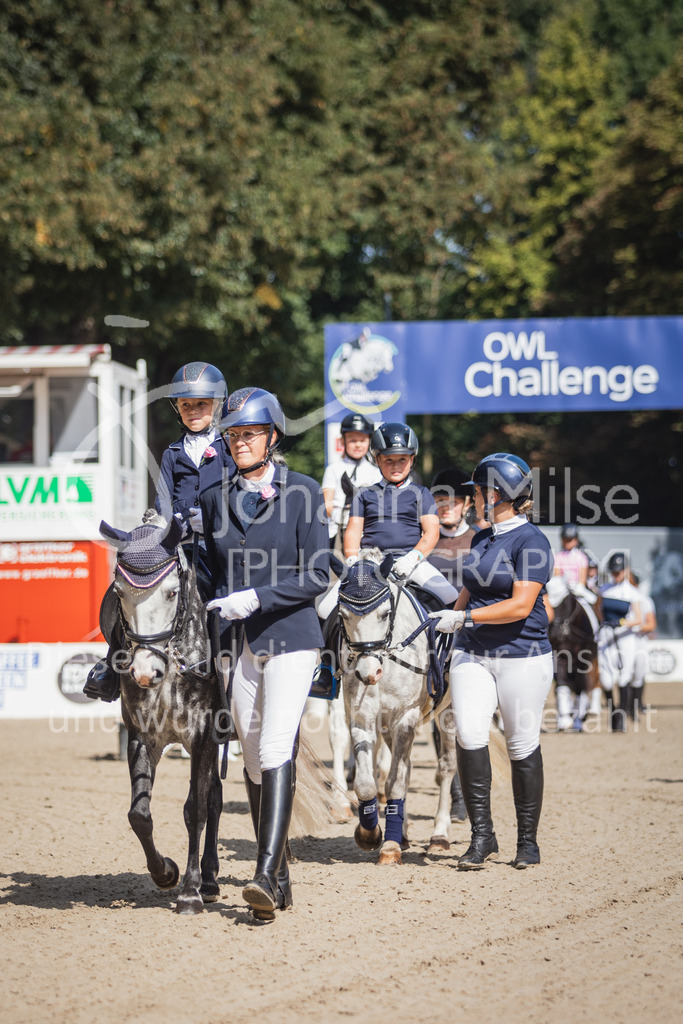 230910_OWLCh_Führzügel-166 | Deine schönsten Turniermomente als professionelle Fotos! Entdecke hochwertige Pferdesport-Fotografie im Online-Shop. Jetzt Fotos finden & bestellen!