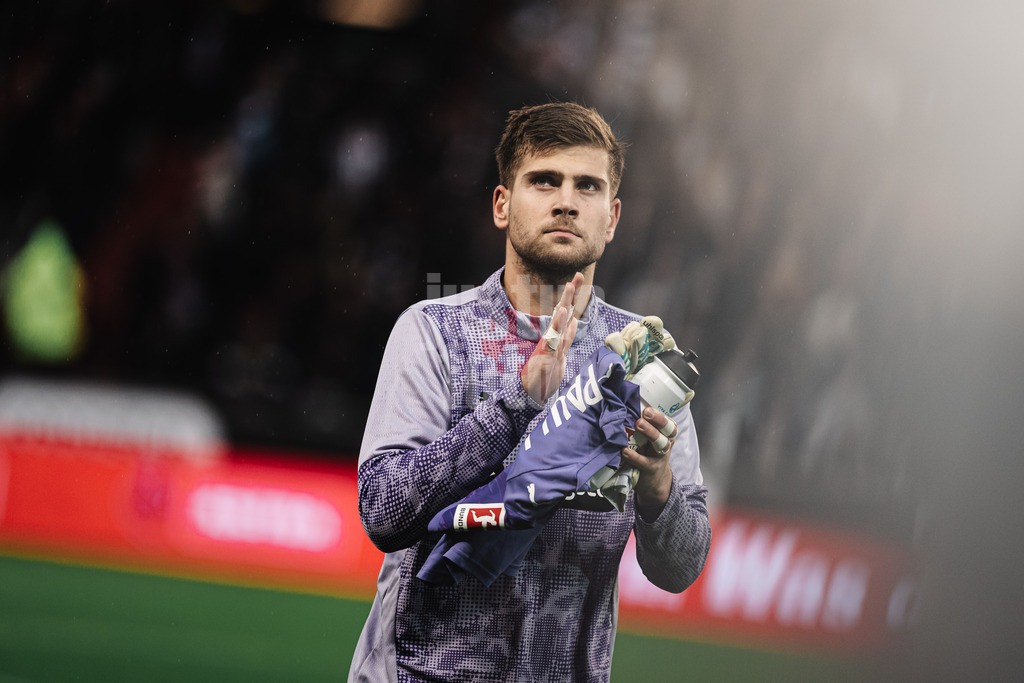 Fußball | Männer | Saison 2025/2026  | Fußball-Bundesliga | 09. Spieltag | FC St. Pauli vs. Borussia Mönchengladbach | 01.11.2025 | Ben Voll (#1, FC St. Pauli) läuft ins Stadion ein