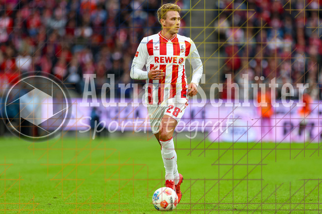 1. FC Köln vs FC Augsburg - 1. Bundesliga  | Köln, Deutschland, 18.10.25:   Sebastian Sebulonsen (1. FC Köln) in Aktion am Ball, Einzelaktion waehrend des Spiels der 1. Bundesliga zwischen  1. FC Köln vs FC Augsburg im RheinEnergieStadion(Foto von Brauer-Fotoagentur / Adrian Schlueter)