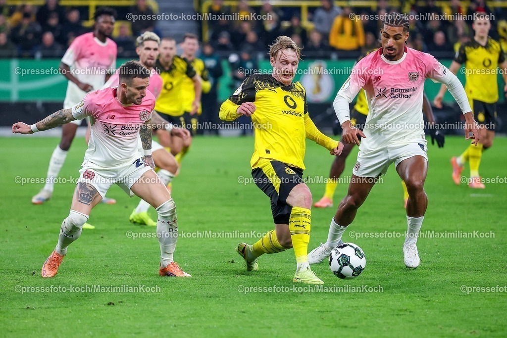 BVB02122501164 | 02.12.2025, Fußball, DFB-Pokal, Borussia Dortmund - Bayer 04 Leverkusen, Achtelfinale, Signal Iduna Park, Saison 2025 2026: Julian Brandt (BVB #10) im Zweikampf gegen  Aleix Garcia (Bayer04 #24) und Loic Bade (Bayer04 #05) DFB regulations prohibit any use of photographs as image sequences and or quasi-video.