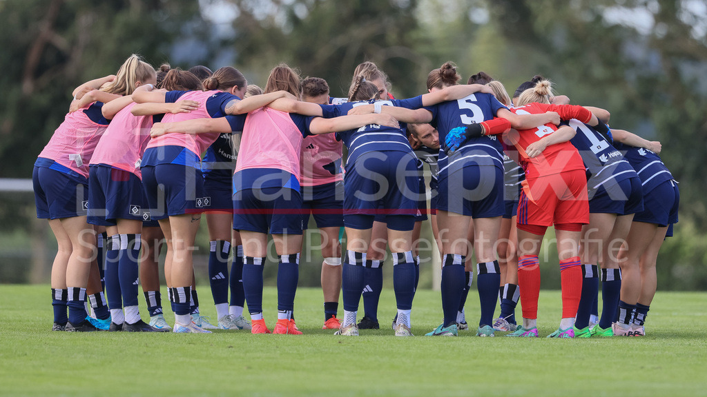 Fussball, Testspiel Frauen, Hamburger SV - SV Werder Bremen | v.li.: Spielerinnen vom Hamburger SV schwören sich mit einem Mannschaftskreis ein, Teamkreis, Ansprache, Motivation
