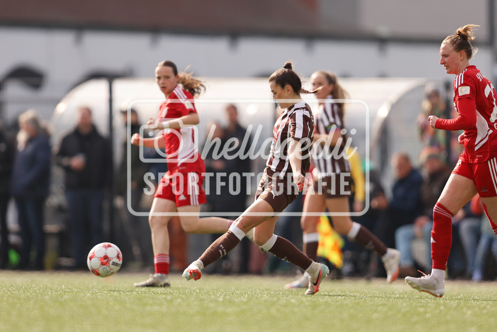 Fußball I Frauen I Saison 2025-2026 I Regionalliga Nord I 15. Spieltag I St. Pauli - SpVg Aurich-67 | Linnea Taube (20, FC St. Pauli) passt den Ball. - Realisiert mit Pictrs.com