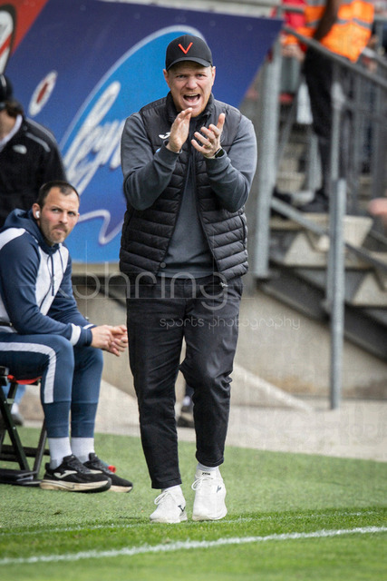 Viktoria Koeln vs. SV Wehen Wiesbaden, 11.04.2026 | KOELN, GERMANY - APRIL 11, 2026:  Marian Wilhelm (Cheftrainer Viktoria Köln) applauses during the 3rd division match between Viktoria Koeln vs. SV Wehen Wiesbaden at the Sportpark Hoehenberg on matchday 7 on April 11, 2026 in Koeln, Germany. DFL REGULATIONS PROHIBIT ANY USE OF PHOTOGRAPHS AS IMAGE SEQUENCES AND/OR QUASI-VIDEO.