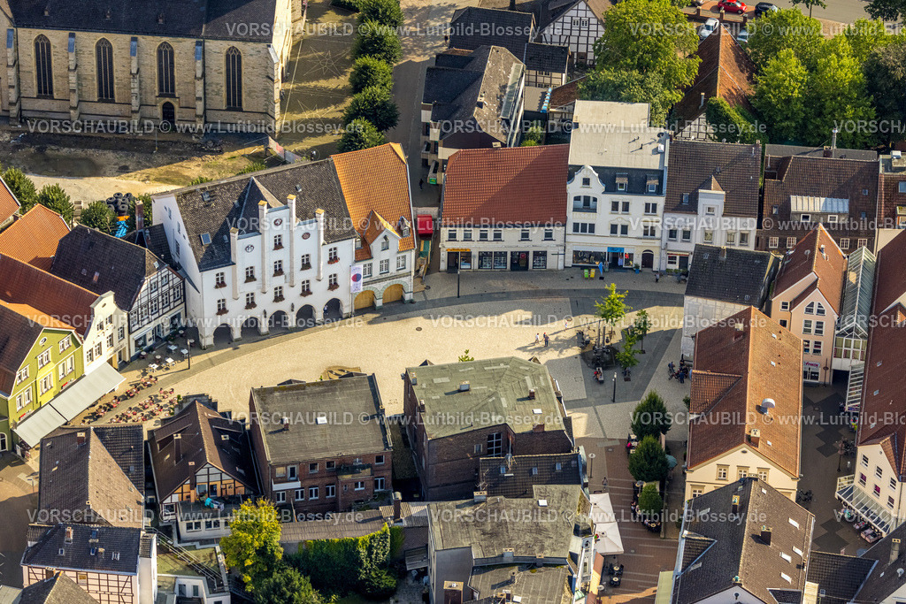 Beckum230804979 | Luftbild, Marktplatz, historische Häuser und historisches Rathaus, Beckum, Münsterland, Nordrhein-Westfalen, Deutschland