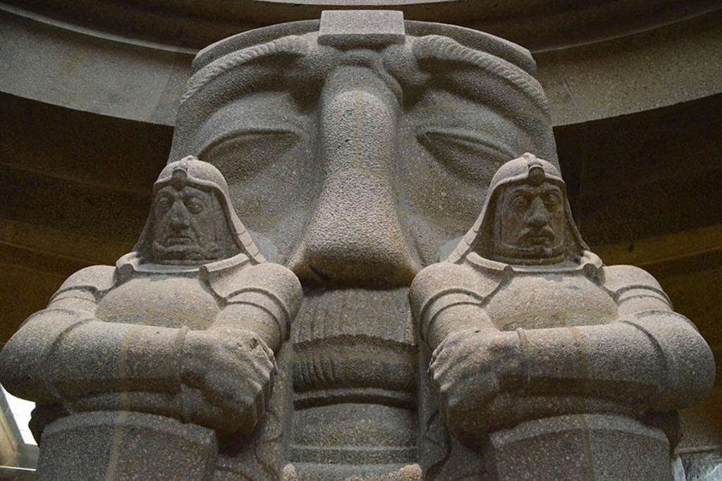 Völkerschlachtdenkmal - Krypta mit Totenwächtern | Entdecke über 20 Kategorien Leipzig-Motive: Foto-Downloads, hochwertige Poster, Leinwand- & Fine-Art-Prints. Jetzt Lieblingsfoto im Bildlexikon Leipzig Shop bestellen!