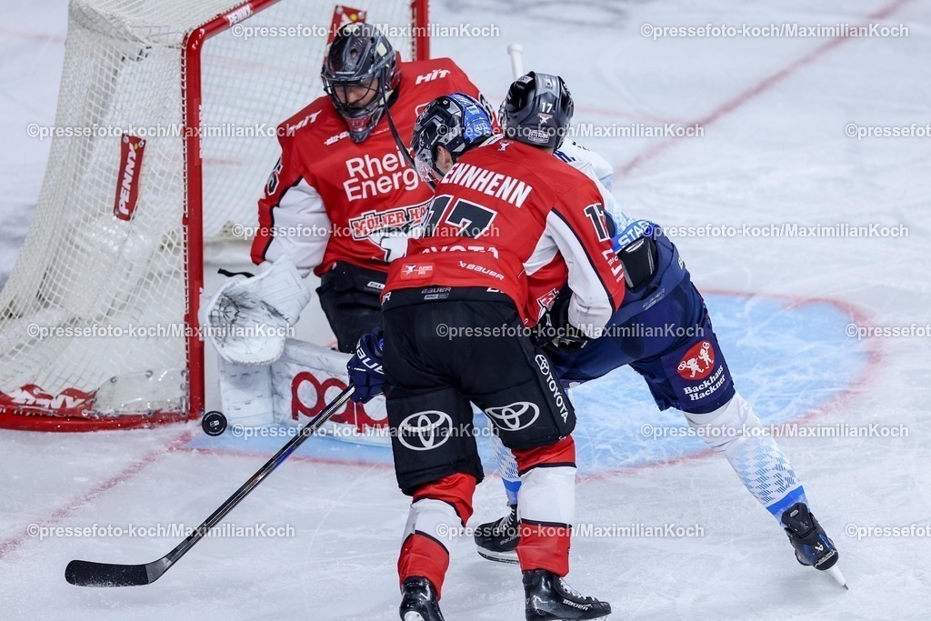 KEC1404251068 | 14.04.2025, Eishockey, DEL Play-offs, Kölner Haie - ERC Ingolstadt, Halbfinale Spiel 6, Lanxess-Arena Köln: Julius Hudacek (Kölner Haie #35) und Jan Luca Sennhenn (Kölner Haie #17) im Zweikampf gegen Philipp Krauß (ERC Ingolstadt #8) 