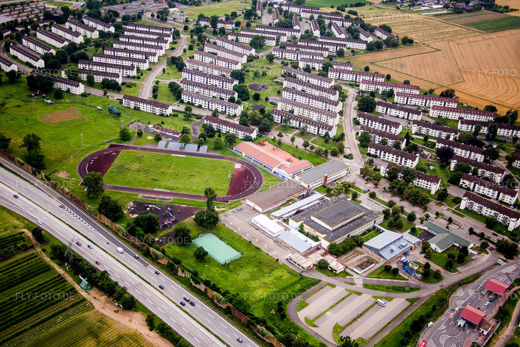 Luftbild: Flüchtlingsheim- und Asylunterkunfts- Gebäude Erstaufnahmeeinrichtung des Landes Baden-Württemberg im Ortsteil Patrick-Henry-Village im Ortsteil Patrick Henry Village in Heidelberg im Bundesland Baden-Württemberg in Deutschland. Foto: IMG_090884.jpg vom 04.07.2016 durch Werner Riehm/FLY-FOTO.de