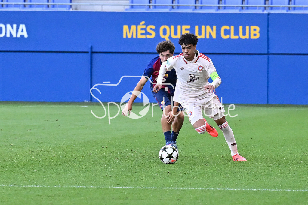 FC Barcelona U19 - FC Bayern München U19 | im Duell Jan VIRGILI (FC Barcelona U19 #7) und Adam AZNOU (FCB #3) / Zweikampf / UEFA Youth League: FC Barcelona U19 - FC Bayern München U19, Estadi Johan Cruyff am am 23.10.2024