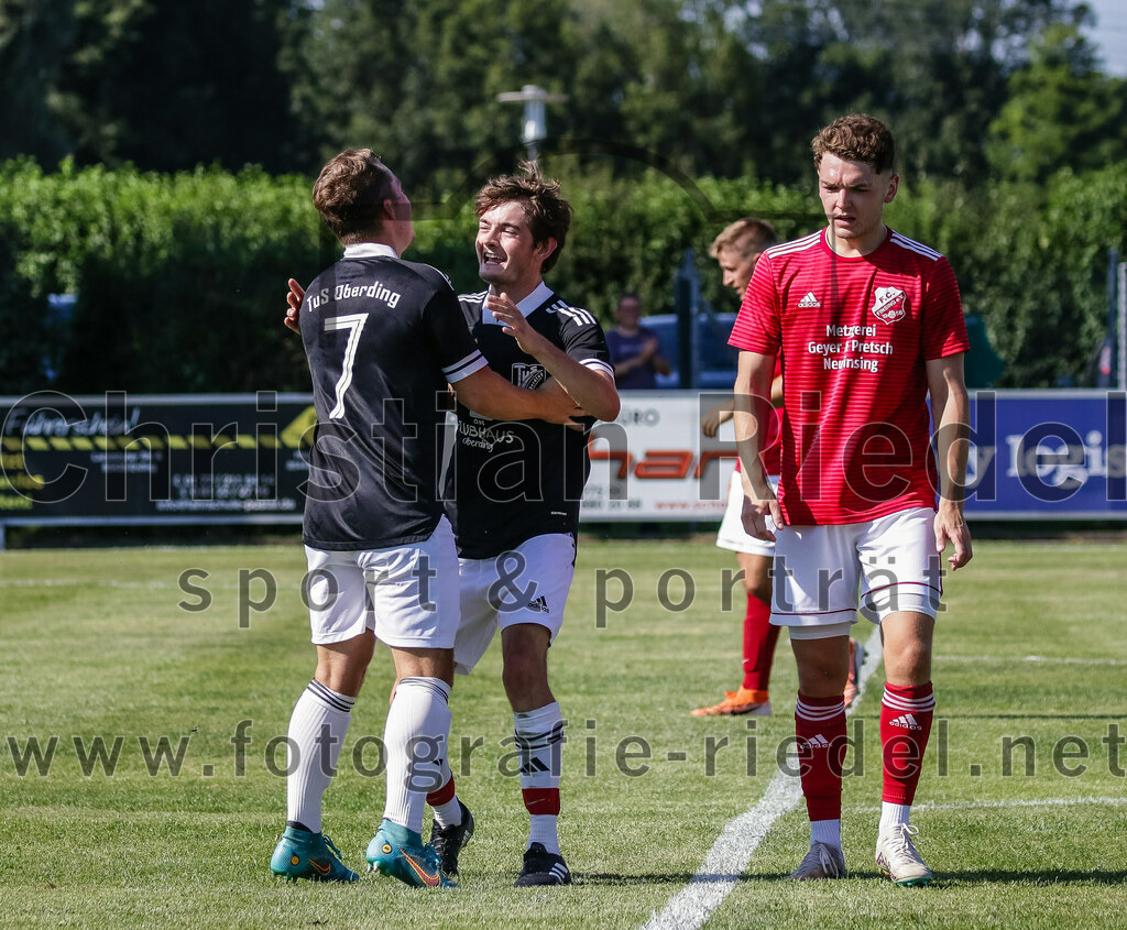 2023-08-20_029_TuS_Oberding_gegen_FC_Finsing_II | Oberding, Deutschland, 20.08.2023:
Fußball, Kreisklasse 2023 / 2024, 3. Spieltag, TuS Oberding gegen FC Finsing II, Endergebnis: 1:1

Jubel nach dem Tor zum 1:1 durch Sebastian Stemmer (TuS Oberding, #7), Tim Götze (TuS Oberding, #29)

Foto: Christian Riedel / fotografie-riedel.net