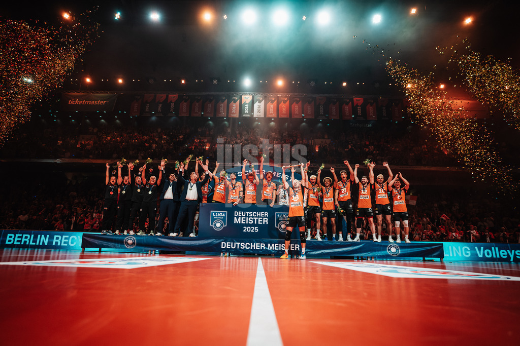 Volleyball | Herren | Saison 2024/2025 | 1. Volleyball Bundesliga Männer | Finale | BERLIN RECYCLING Volleys vs. SVG Lüneburg | 03.05.2025 | Mannschaftsfoto Die BR Volleys sind Deutscher Meister