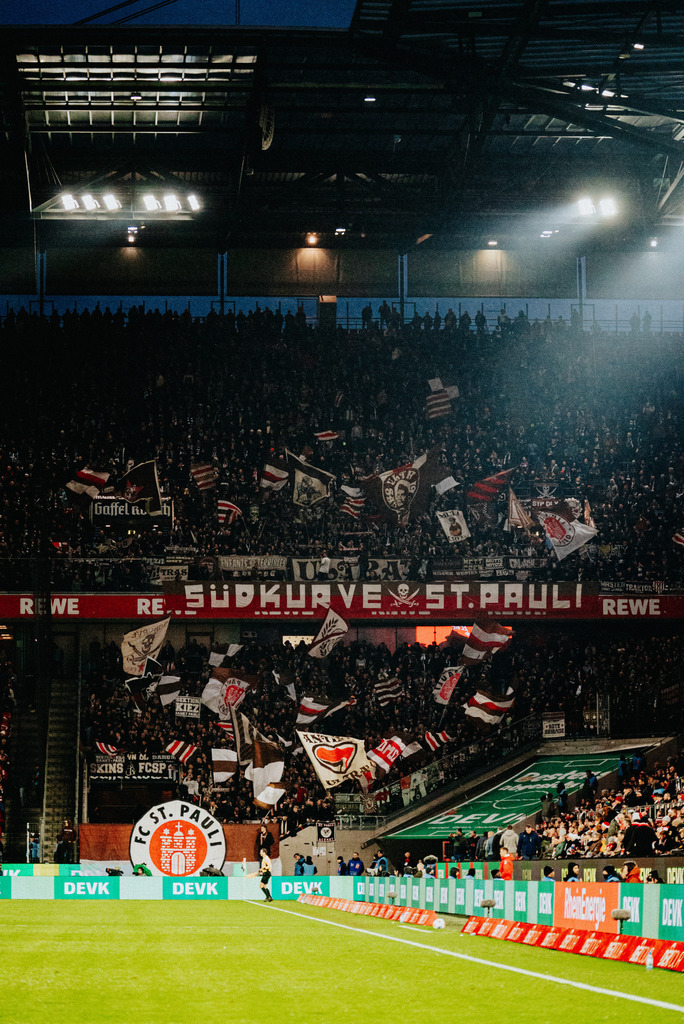 _STP9068 | Der offizielle Shop für FC St. Pauli Fotos. Wähle aus Spielszenen & Fanmomenten dein FCSP Wunschformat. Wir liefern Millerntor-Atmosphäre.