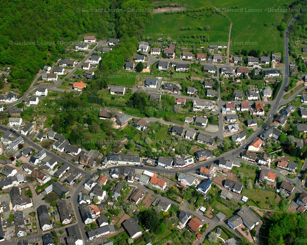 2610105 | DONSBACH 09.06.2006 Ortsansicht der Straßen und Häuser der Wohngebiete in Donsbach im Bundesland Hessen, Deutschland // Town View of the streets and houses of the residential areas in Donsbach in the state Hesse, Germany Foto: Gerhard Launer