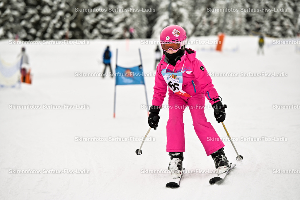 SRF_20.02.2026_0735 | Skirennfotos,Serfaus,Fiss,Ladis,Kinderskirennen,Winter,Tirol,Oberland,skirace,SFL,feelfree,weil wir's genießen,ski,Ski,skifahren,Sonnenplateau, - Realisiert mit Pictrs.com