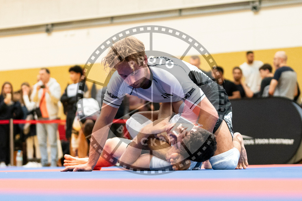 20231118PBB13494 | Fighters compete during the AJP Tour 600 Frankfurt Championship in Frankfurt/Main, Germany, on November 18, 2023.