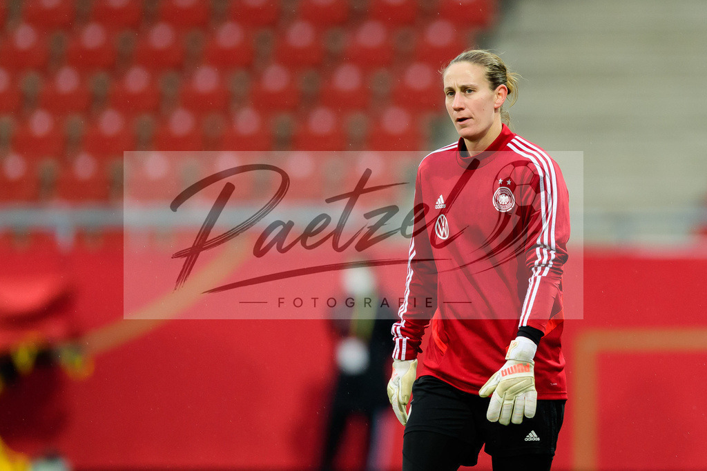 GERTUR20211126_077 | Fussball, Frauen: Torwart Ann-Kathrin Berger (Germany) schaut bei dem Spiel der WM-Qualifikation zwischen Deutschland und Tuerkei im Eintracht-Stadion am 26.11.2021 in Braunschweig, Deutschland. - Realisiert mit Pictrs.com