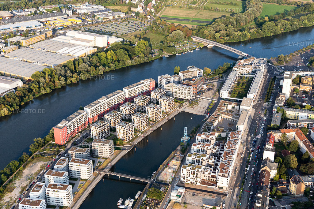 Luftbild: Wohngebiet der Mehrfamilienhaussiedlung auf der ABG Hafeninsel am Ufer des Main am Main im Ortsteil Kaiserlei in Offenbach im Bundesland Hessen in Deutschland. Foto: IMG_117586.jpg vom 10.09.2019 durch Werner Riehm/FLY-FOTO.de