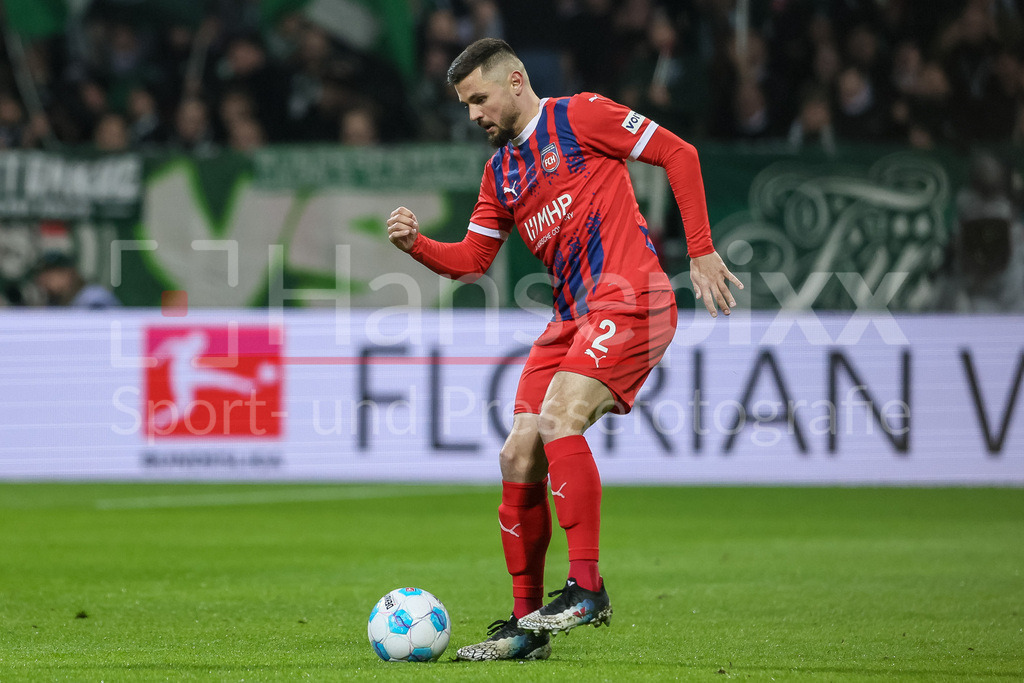 Fussball, Bundesliga, SV Werder Bremen - 1. FC Heidenheim | v.li.: Marnon Busch (1. FC Heidenheim, 2) am Ball, Freisteller, Einzelbild, Ganzkörper, Aktion, Action, Spielszene, DIE DFL-RICHTLINIEN UNTERSAGEN JEGLICHE NUTZUNG VON FOTOS ALS SEQUENZBILDER UND/ODER VIDEOÄHNLICHE FOTOSTRECKEN. DFL REGULATIONS PROHIBIT ANY USE OF PHOTOGRAPHS AS IMAGE SEQUENCES AND/OR QUASI-VIDEO.