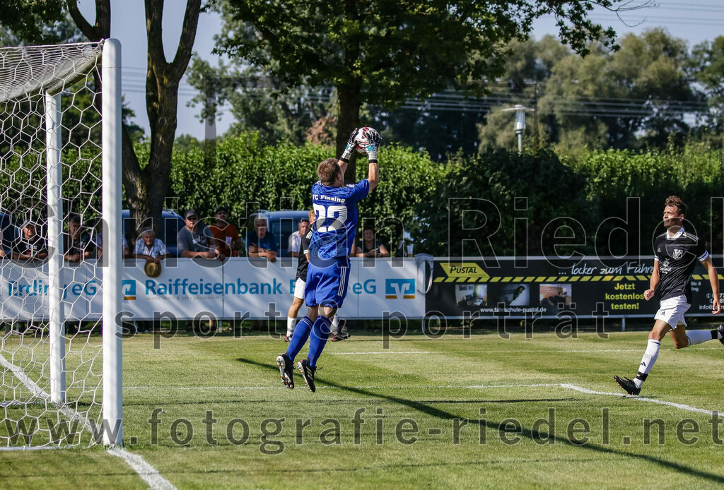 2023-08-20_010_TuS_Oberding_gegen_FC_Finsing_II | Oberding, Deutschland, 20.08.2023:
Fußball, Kreisklasse 2023 / 2024, 3. Spieltag, TuS Oberding gegen FC Finsing II, Endergebnis: 1:1

Torwart Tobias Forchhammer (FC Finsing, #22), Tobias Götze (TuS Oberding, #32)

Foto: Christian Riedel / fotografie-riedel.net