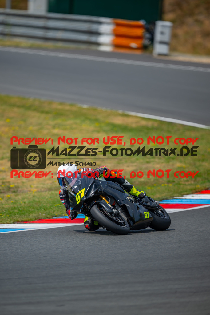 MaZZes-Fotomatrix-20260801-459451 | WEISS