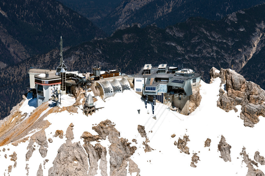 dr__0052841.jpg | GARMISCH-PARTENKIRCHEN 23.04.2020 Bergstation der Seilbahn auf dem Gipfel der Zugspitze bei Garmisch-Partenkirchen im Bundesland Bayern. Weiterführende Informationen bei: Bayerische Zugspitzbahn Bergbahn AG,  Garaventa AG / Doppelmayr. // Station of the new cable car to the summit of the Zugspitze near Garmisch-Partenkirchen in the state Bavaria, Germany. Further information at: Bayerische Zugspitzbahn Bergbahn AG,  Garaventa AG / Doppelmayr. Foto: Daniel Reiter