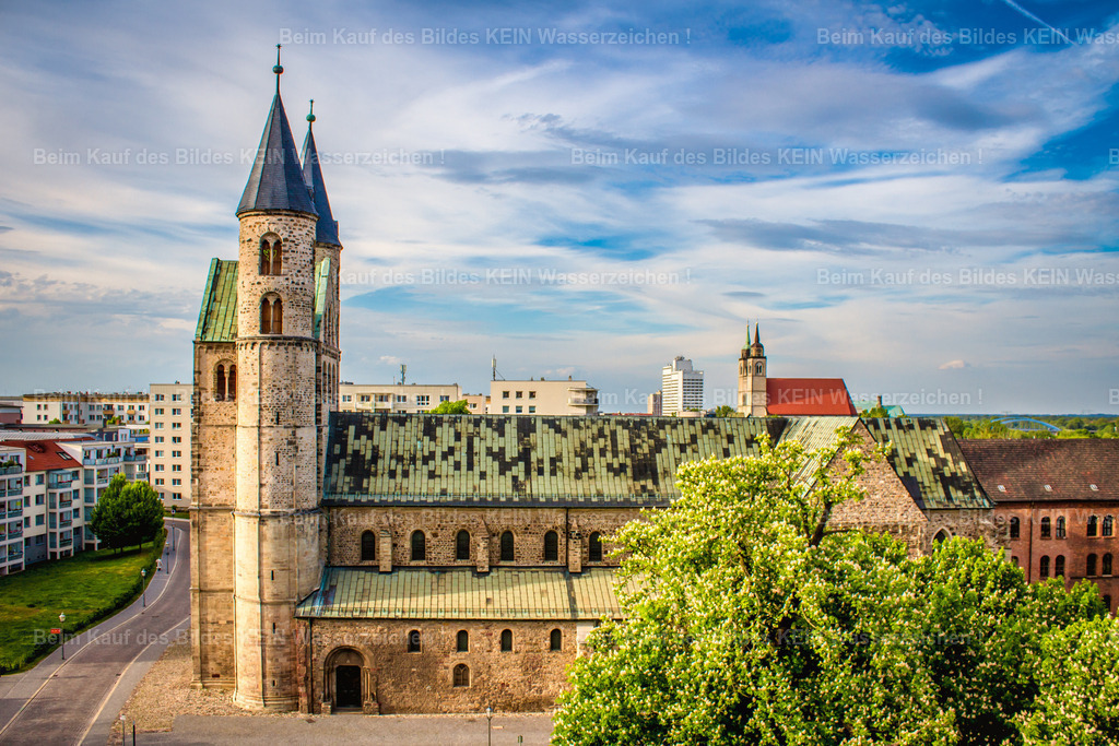 Kloster Unser Lieben Frauen tief Magdeburg-1380 | Inmitten der Stadt liegt das Kunstmuseum Kloster Unser Lieben Frauen, ältestes erhaltenes Bauwerk Magdeburgs und zugleich wichtigster Ausstellungsort für internationale Gegenwartskunst und Skulptur in Sachsen-Anhalt. Die Verknüpfung von moderner Kunst mit den romanischen Gebäuden wie Kreuzgang und Kirche ist außergewöhnlich und spannungsreich zugleich. - Realisiert mit Pictrs.com