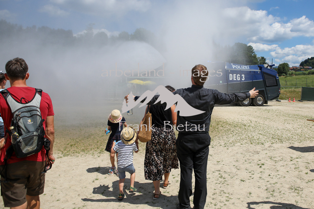 OE7A0144 | Wassernebel des Wasserwerfer, freude bei 30 Grad für die Zuschauer, von hinten Pfarrer Snethlage !