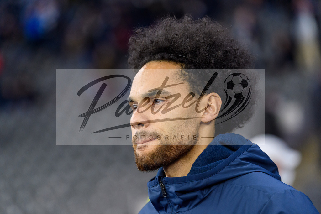 HERBOC20220204_316 | Fussball, Herren: Herbert Bockhorn (VfL Bochum) schaut bei dem Spiel der 1. Bundesliga zwischen Hertha BSC und VfL Bochum im Olypiastadion am 04.02.2022 in Berlin, Deutschland.DFB / DFL REGULATIONS PROHIBIT ANY USE OF PHOTOGRAPHS AS IMAGE SEQUENCES AND/OR QUASI-VIDEO. - Realisiert mit Pictrs.com