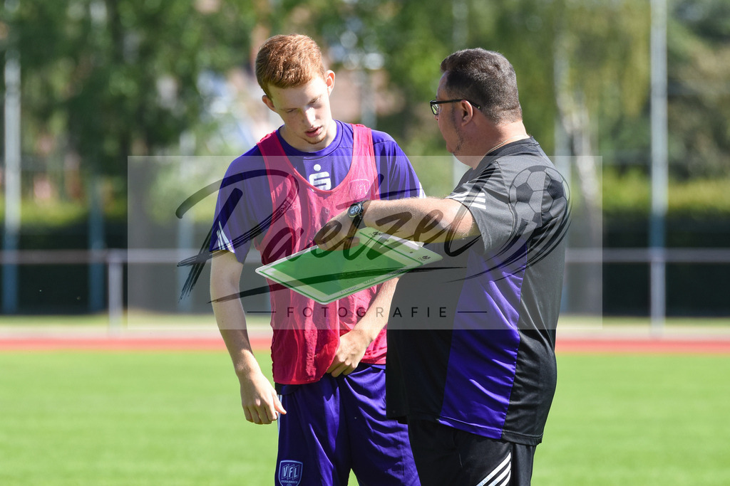 20180804_OSNSCP_0019 | Fußball, A-Junioren: Henrik Berentzen (VfL Osnabrück), links - Co-Trainer Thorsten Weiss (VfL Osnabrück) unterhalten sich beim Testspiel zwischen VfL Osnabrück vs. SC Preußen Münster am 04.08.2018 im Sportpark Illoshöhe in Osnabrück, Deutschland.(Foto von Nico Paetzel) - Realisiert mit Pictrs.com