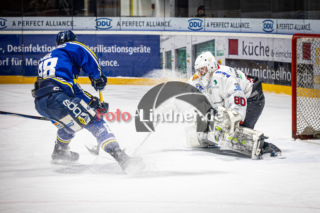 EHC Waldkraiburg LÖWEN gegen Peißenberg MINERS | Eishockey Bayernliga 2025/26 Pre-Playoff Spiel 3, EHC Waldkraiburg LÖWEN gegen Peißenberg MINERS, 20260203,Torchance Nico VOGL (EHC Waldkraiburg 88),2026-02-03 in Waldkraiburg (Raiffeisen Arena), Nico VOGL (EHC Waldkraiburg 88), Xaver NAGEL (MINERS Goali 80)Copyright: WolfgangxLindner www.foto-lindner.de