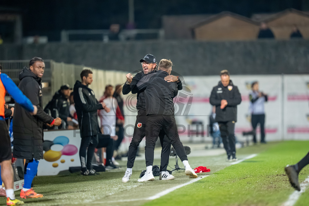 VfB Stuttgart II vs. FC Energie Cottbus, Fussball, 3.Liga, 27. Spieltag, Saison 2025/2026, 03.03.2026 | Claus-Dieter Wollitz (Trainer FC Energie Cottbus) jubelt nach Abpfiff,VfB Stuttgart II vs. FC Energie Cottbus, Fussball, 3.Liga, 27. Spieltag, Saison 2025/2026, 03.03.2026Foto: photosbyphips/Philip Ziegler