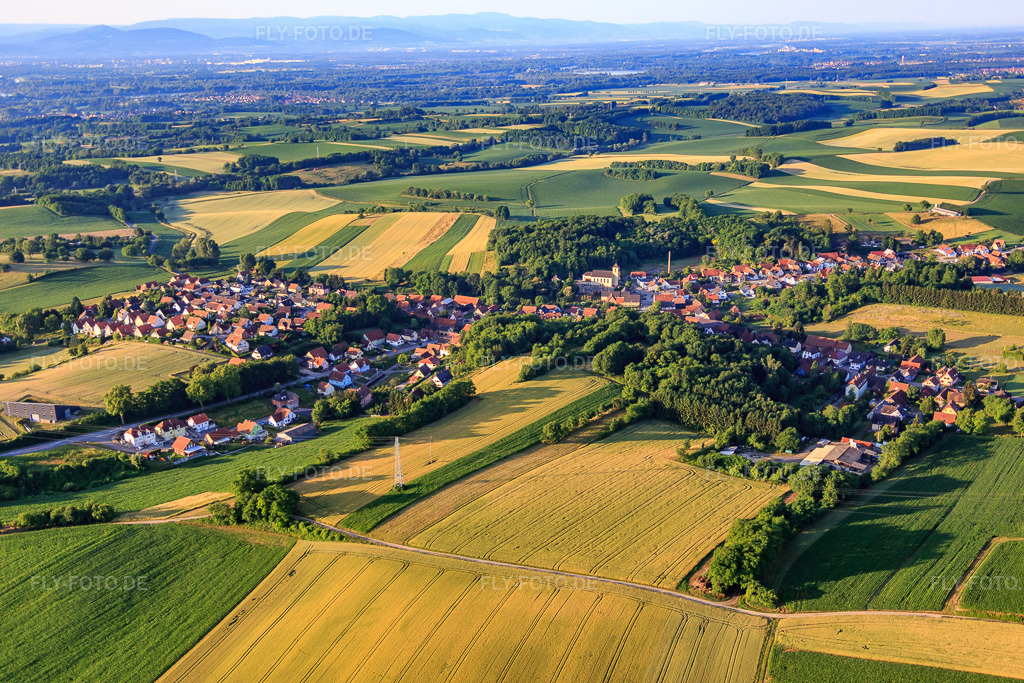 Luftbild: Ortsansicht aus Norden in Neewiller-près-Lauterbourg im Bundesland Bas-Rhin in Frankreich.Foto: IMG_082903.jpg vom 26.06.2015 durch Werner Riehm/FLY-FOTO.deAuflösung des Originals: 5472 x 3648 px