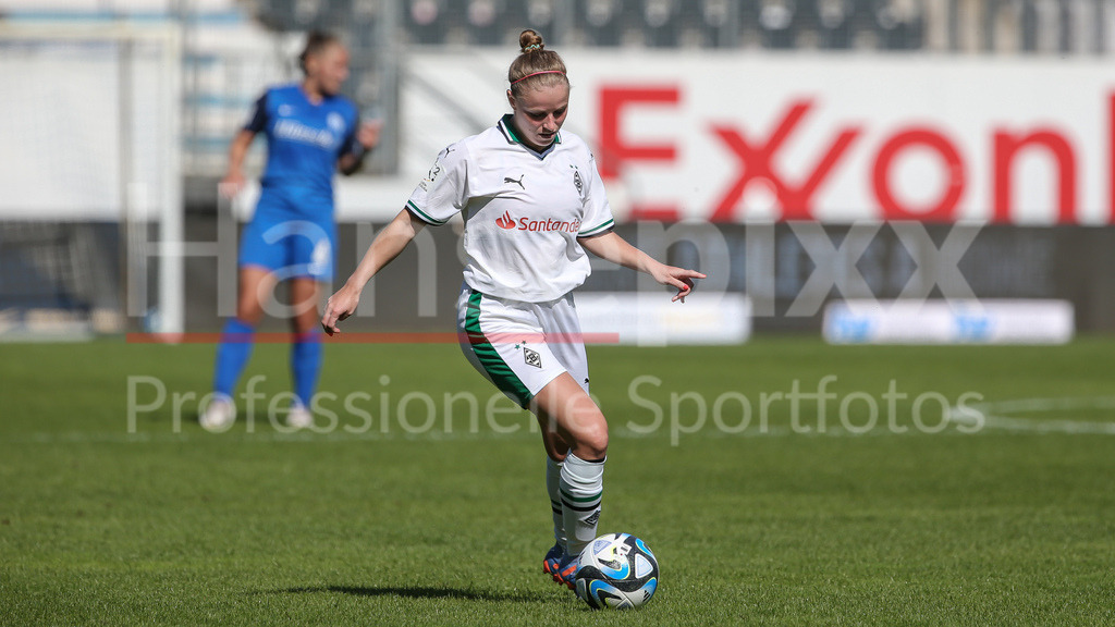Fussball, 2. Frauen-Bundesliga, SV Meppen - Borussia Mönchengladbach | v.li.: Carolin Corres (Borussia Mönchengladbach, 3) am Ball, Einzelbild, Ganzkörper, Aktion, Action, Spielszene, DIE DFB-RICHTLINIEN UNTERSAGEN JEGLICHE NUTZUNG VON FOTOS ALS SEQUENZBILDER UND/ODER VIDEOÄHNLICHE FOTOSTRECKEN. DFB REGULATIONS PROHIBIT ANY USE OF PHOTOGRAPHS AS IMAGE SEQUENCES AND/OR QUASI-VIDEO.