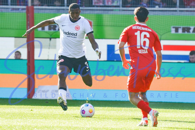 240224Ho352 | Willian Pacho (Eintracht Frankfurt), Kevin Sessa (FC Heidenheim) - FC Heidenheim - Eintracht Frankfurt
Fussball Bundesliga, Saison 2023_24, 24. Spieltag, FC Heidenheim-Eintracht Frankfurt 
Deutschland, Heidenheim, Voith Arena, 02.03.2024

(DFL DFB REGULATIONS PROHIBIT ANY USE OF PHOTOGRAPHS as IAMGE SEQUENCES and or QUASI-VIDEO).


