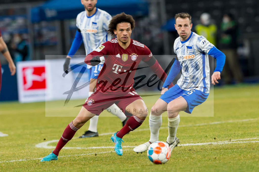 BSCFCB20220123_099 | Fussball, Herren: Leroy Sane (FC Bayern Muenchen) und Vladimir Darida (Hertha BSC) im Zweikampf bei dem Spiel der 1. Bundesliga zwischen Hertha BSC und FC Bayern Muenchen im Olypiastadion am 23.01.2022 in Berlin, Deutschland.DFB / DFL REGULATIONS PROHIBIT ANY USE OF PHOTOGRAPHS AS IMAGE SEQUENCES AND/OR QUASI-VIDEO. - Realisiert mit Pictrs.com