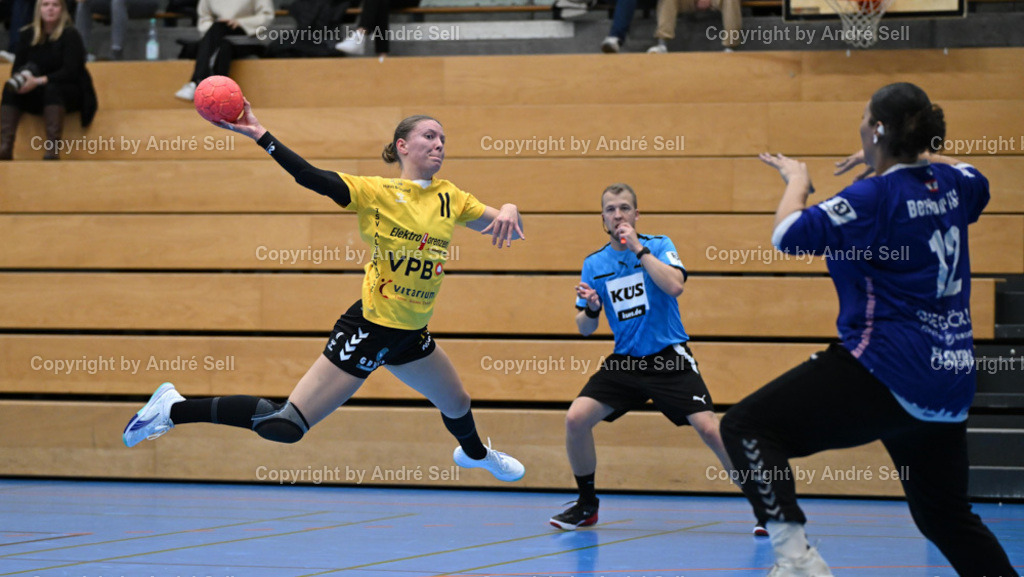 TSV Altenholz vs Berliner TSC | Henriette Seidel (TSVA #11 trifft die Torfrau im Gesicht und erhält eine 2m-Zeitstrafe) / Josephine Flowers (BTSC #12) - Handball 3. Liga Nord Frauen 2024/2025 / TSV Altenholz vs Berliner TSC / Edgar-Meschkat-Halle / Altenholz / 02.11.24 - Realisiert mit Pictrs.com