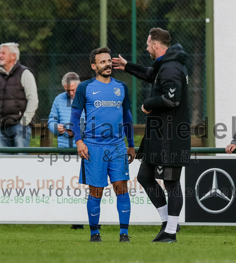 2023-11-04_103_FC_Langengeisling_gegen_VfL_Waldkraiburg | Erding, Deutschland, 04.11.2023:
Fußball, Bezirksliga Oberbayern Ost 2023 / 2024, 16. Spieltag, FC Langengeisling gegen VfL Waldkraiburg, Endergebnis: 2:0

Spielertrainer Maximilian Hintermaier (FC Langengeisling), Co-Trainer Douglas Wilson (FC Langengeisling)

Foto: Christian Riedel / fotografie-riedel.net