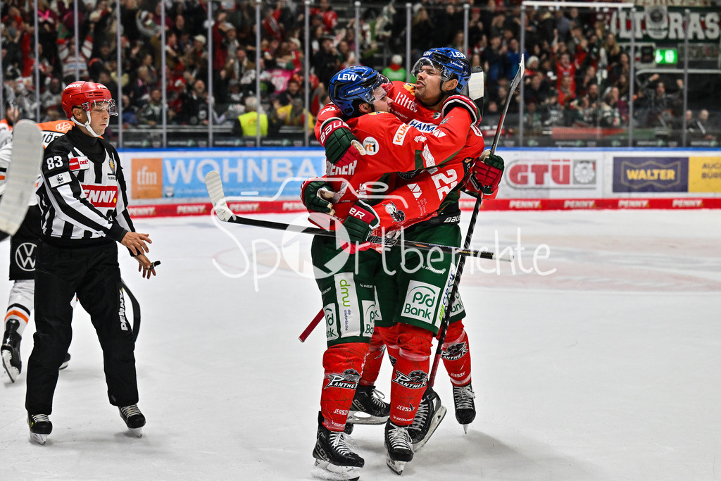 Augsburger Panther - Grizzlys Wolfsburg | Grenzenloser Jubel nach dem Siegtreffer zum 2-1 in der Verlängerung durch D. J. BUSDEKER (Augsburger Panther 14) / Tor / Torschuetze / Freude / Happy / DEL: Augsburger Panther - Grizzlys Wolfsburg; Curt Frenzel Stadion am 10.10.2025