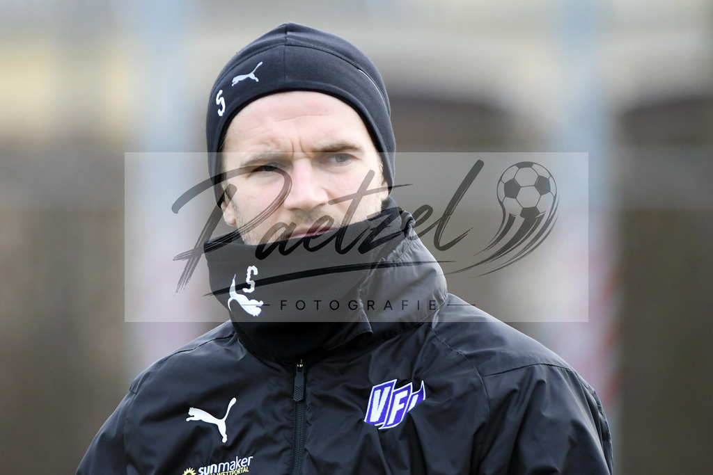 20200221_TRAOSN_0032 | Fussball, Herren: Konstantin Engel (VfL Osnabrueck) schaut waehrend der Trainingseinheit des VfL Osnabrueck im Sportpark Illoshoehe am 21.02.2020 in Osnabrueck, Deutschland. - Realisiert mit Pictrs.com