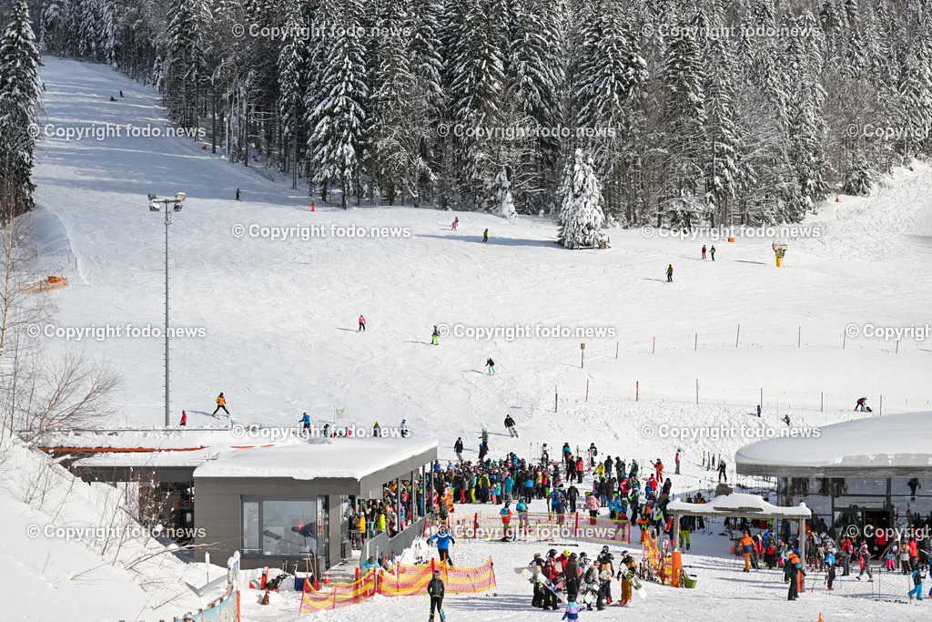 Hochficht_ Skigebiet_ Boehmerwald_ 04.02.2023-49 | 04.02.2023, Hochficht, AUT, Skigebiet Hochficht, Boehmerwald, im Bild Hochficht Bergbahn, Gondel, Skipiste, Talstation, anstellen zur Bergfahrt, Skifahrer, Sportler, Skischule