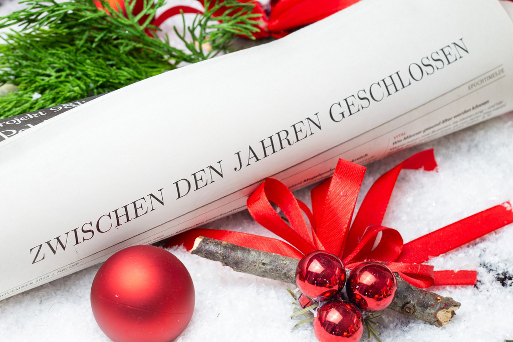 Zwischen den Jahren geschlossen | Betriebsferien zur Weihnachtszeit: Zeitung mit Text ZWISCHEN DEN JAHREN GESCHLOSSEN mit weihnachtlicher Dekoration (digital bearbeitet) - Realisiert mit Pictrs.com