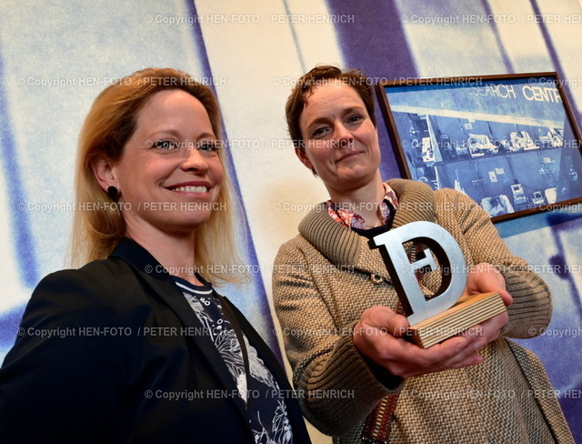 20230428-_PH64862-DTdF-Preisverleihung-HENFOTO | 28.04.2023 DTdF Darmstädter Tage der Fotografie Thema Tilt Shift - Experiment als Normalzustand Merck-Preis Verleihung im Designhaus an MARTINA SAUTER (rechts) mit der eingereichten Arbeit NEWS:FICTION Beziehung zwischen Realität und Fiktion Blauton Cyanotypie Tanja Zocher / Merck Kulturreferentin (links) Foto-Festival vom 28.04. bis 07.05.2023 (Foto: Peter Henrich) - Realisiert mit Pictrs.com