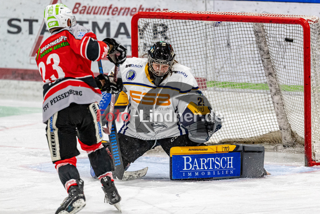 TSV Peißenberg Miners vs ESC River Rats Geretsried | Eishockey Bayernliga 2023/2024, TSV Peißenberg Miners vs ESC River Rats Geretsried,
Tor Dejan VOGL (Miners 23),
2023-10-15 in Peißenberg (Eisstadion)
23 Dejan VOGL (Miners 23), 29 Johanna MAY (River Rats Goali 29)
Copyright: WolfgangxLindner foto-lindner.de