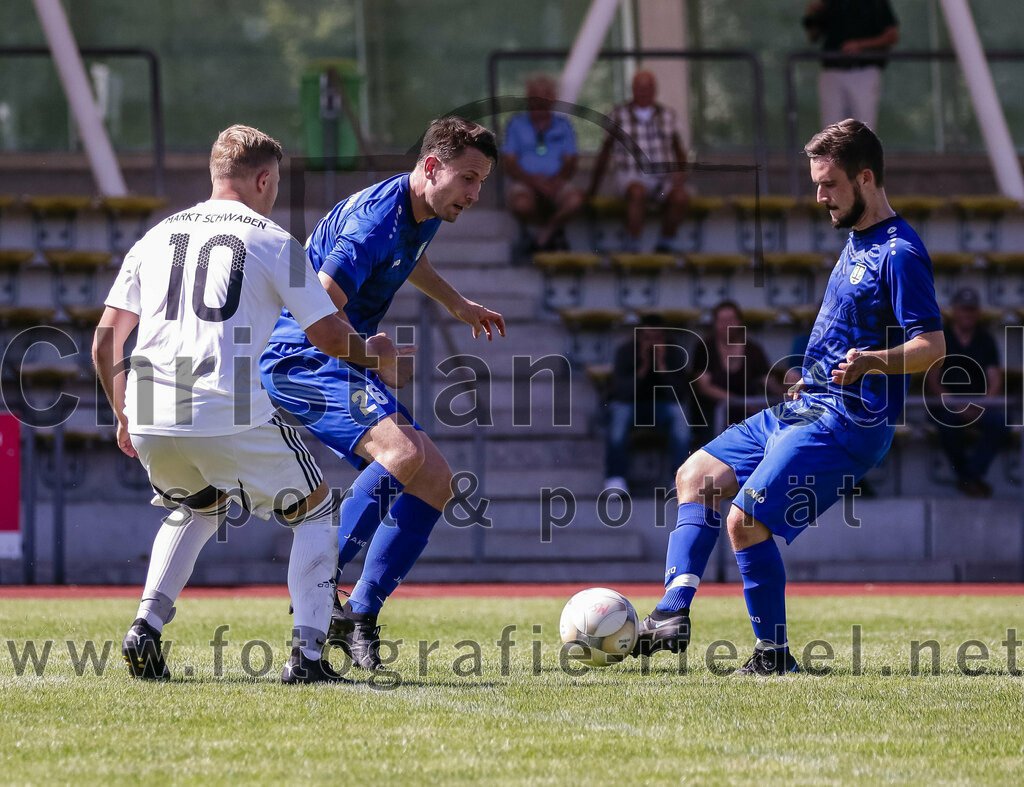 2023-09-02_037_SG_Markt_Schwaben_gegen_TSV_Hohenbrunn | Markt Schwaben, Deutschland, 02.09.2023:
Fußball, Kreisklasse 2023 / 2024, 3. Spieltag, (SG) Markt Schwaben gegen TSV Hohenbrunn, Endergebnis: 2:0

Fabrizio Brandes (SG Markt Schwaben, #10), Christoph Kahler (TSV Hohenbrunn, #26), Matthias Prock (TSV Hohenbrunn, #2)

Foto: Christian Riedel / fotografie-riedel.net