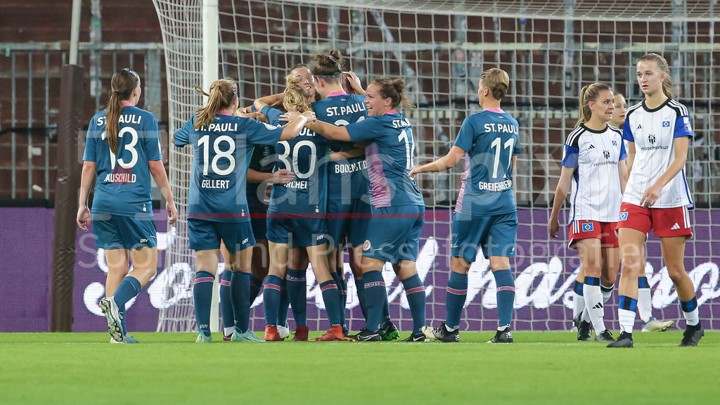 Fussball, DFB-Pokal Frauen, FC St. Pauli - Hamburger SV | v.li.: Spielerinnen des FC St. Pauli mit Torjubel, Jubel, jubeln, jubelt, optimistisch, Spielszene, Highlight, Freude über das Tor zum 1:7, DIE DFB-RICHTLINIEN UNTERSAGEN JEGLICHE NUTZUNG VON FOTOS ALS SEQUENZBILDER UND/ODER VIDEOÄHNLICHE FOTOSTRECKEN. DFB REGULATIONS PROHIBIT ANY USE OF PHOTOGRAPHS AS IMAGE SEQUENCES AND/OR QUASI-VIDEO.