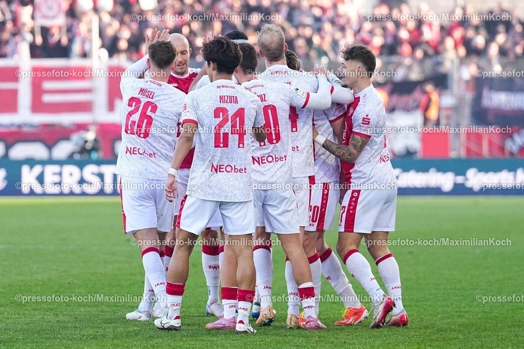 xYDRx24012601051 | 24.01.2026, xydrx, Fußball, 3.Liga, Rot-Weiss Essen - TSV Havelse, Saison 2025 2026, Stadion an der Hafenstraße: Torjubel nach dem Tor zum 2:0 für Rot-Weiss Essen durch Torschütze Marek Janssen (Rot-Weiss Essen #20) zusammen mit Lucas Brumme (Rot-Weiss Essen #14) und Jannik Hofmann (Rot-Weiss Essen #37) Marvin Obuz (Rot-Weiss Essen #10) Kaito Mizuta (Rot-Weiss Essen #24) Torben Muesel (Rot-Weiss Essen #26)    DFB regulations prohibit any use of photographs as image sequences and or quasi-video. Photo: xYannisxDreimannxPressefotoKochx