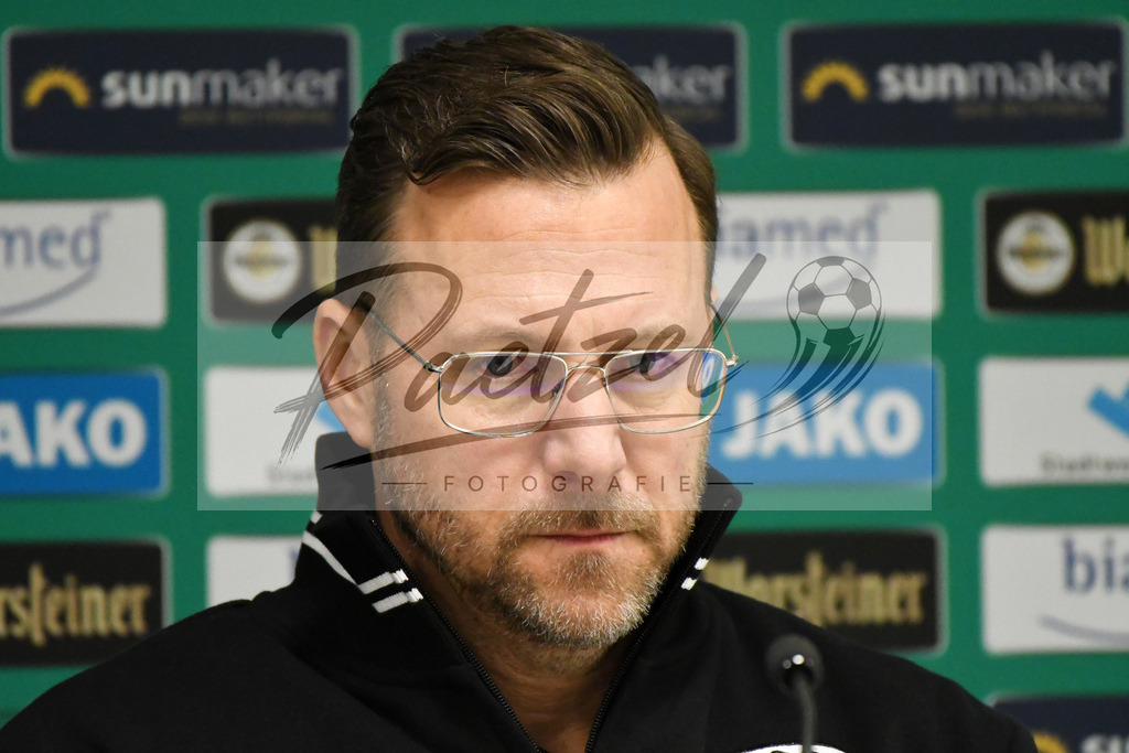 20200214_SCPFWK_0123 | Fussball, Herren: Trainer Sascha Hildmann (SC Preussen Muenster) schaut waehrend des Spiels der 3. Liga zwischen SC Preussen Muenster und FC Wuerzburger Kickers im Preussenstadion am 14.02.2020 in Muenster, Deutschland.DFB / DFL REGULATIONS PROHIBIT ANY USE OF PHOTOGRAPHS AS IMAGE SEQUENCES AND/OR QUASI-VIDEO. - Realisiert mit Pictrs.com