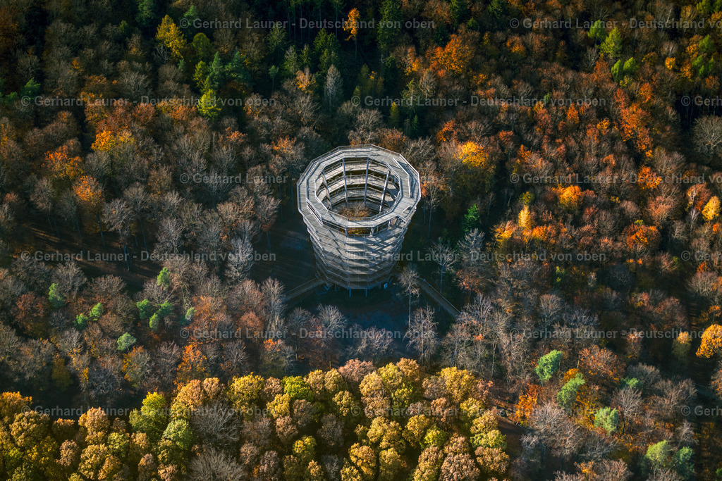 4042686 | EBRACHER FORST 05.11.2020 Bauwerk des Aussichtsturmes " Baumwipfelpfad Steigerwald Tower " in Ebracher Forst im Bundesland Bayern, Deutschland. Weiterführende Informationen bei: Bayerische Staatsforsten AöR. // structure of the observation tower " Baumwipfelpfad Steigerwald Tower " in Ebracher Forst in the state Bavaria, Germany. Further information at: Bayerische Staatsforsten AoeR. Foto: Gerhard Launer