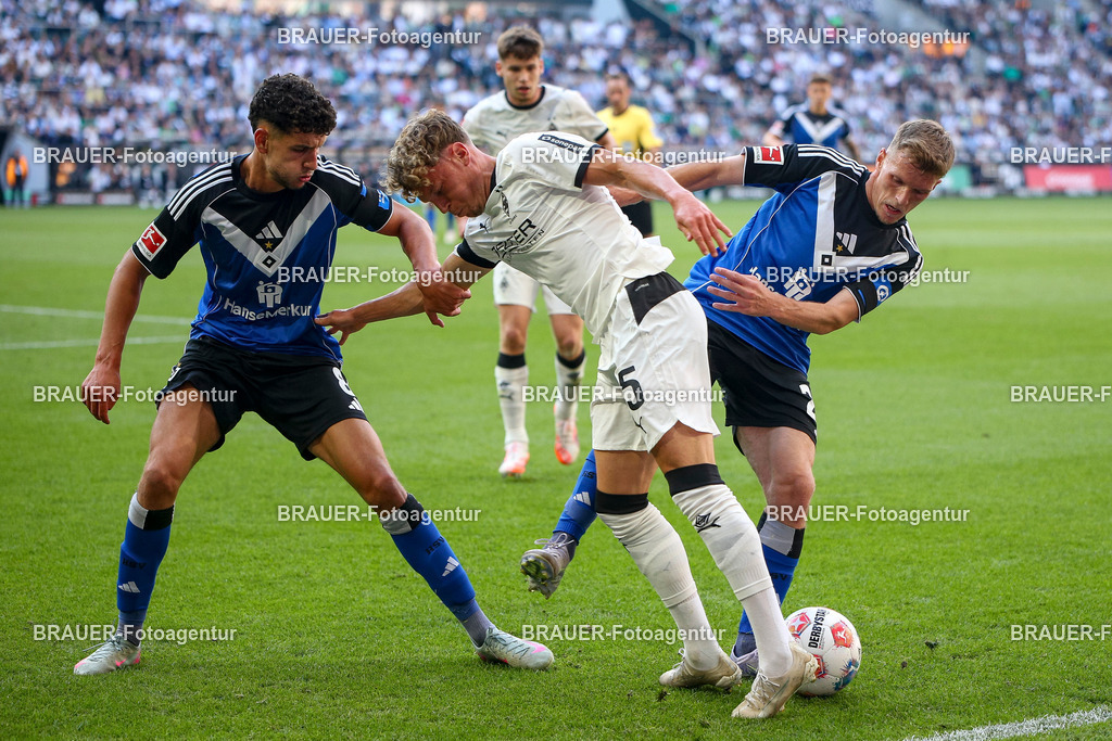 Borussia Mönchengladbach vs Hamburger SV - Bundesliga  | Mönchengladbach, Deutschland, 24.08.25:   Daniel Elfadli (Hamburger SV), Robin Hack (Borussia Mönchengladbach) und Emir Sahiti (Hamburger SV) im Kampf um den Ball waehrend des Spiels der Bundesliga zwischen Borussia Mönchengladbach vs Hamburger SV im Stadion im Borussia Park(Foto von Brauer-Fotoagentur / Adrian Schlueter)