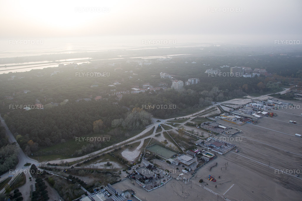 Vue aérienne: Comacchio, Lido di Spina à Lido di Spina dans le département Émilie-Romagne, Italie – .Photo: IMG_087391.jpg prise le 05/04/2016 par Werner Riehm/FLY-FOTO.eu – Résolution de l'original: 5472 x 3648 px